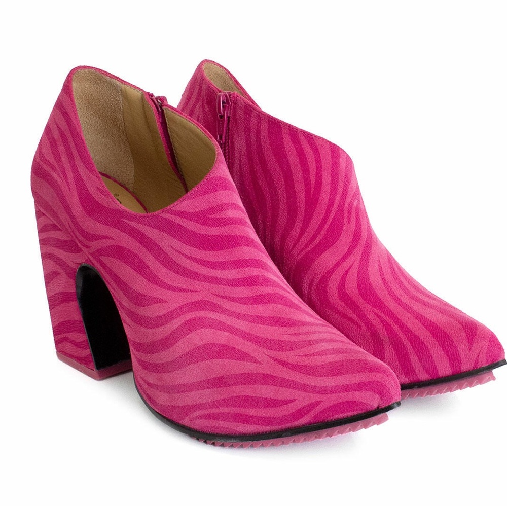 Fast cars drifting asymmetric platform heels